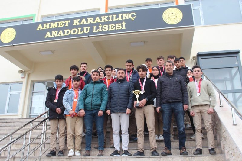 Okulda düzenlenen başarı töreni