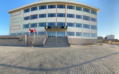 Kilis’te yaptırılıp Millî Eğitim Bakanlığına bağışlanan 24 derslikli Ahmet Karakılınç Anadolu Lisesi binası