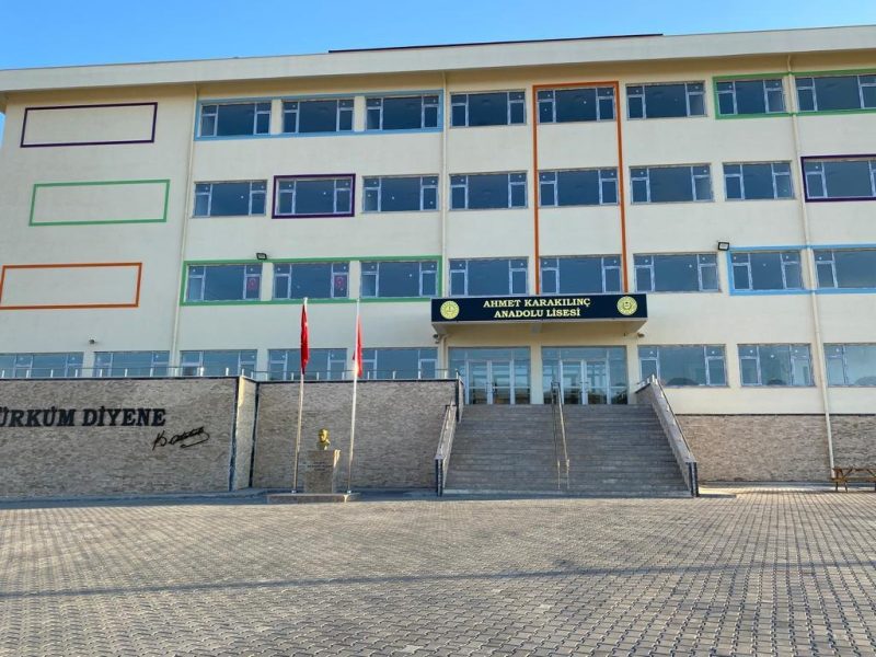 Ahmet Karakılınç Anadolu Lisesi’nin ön cephesi